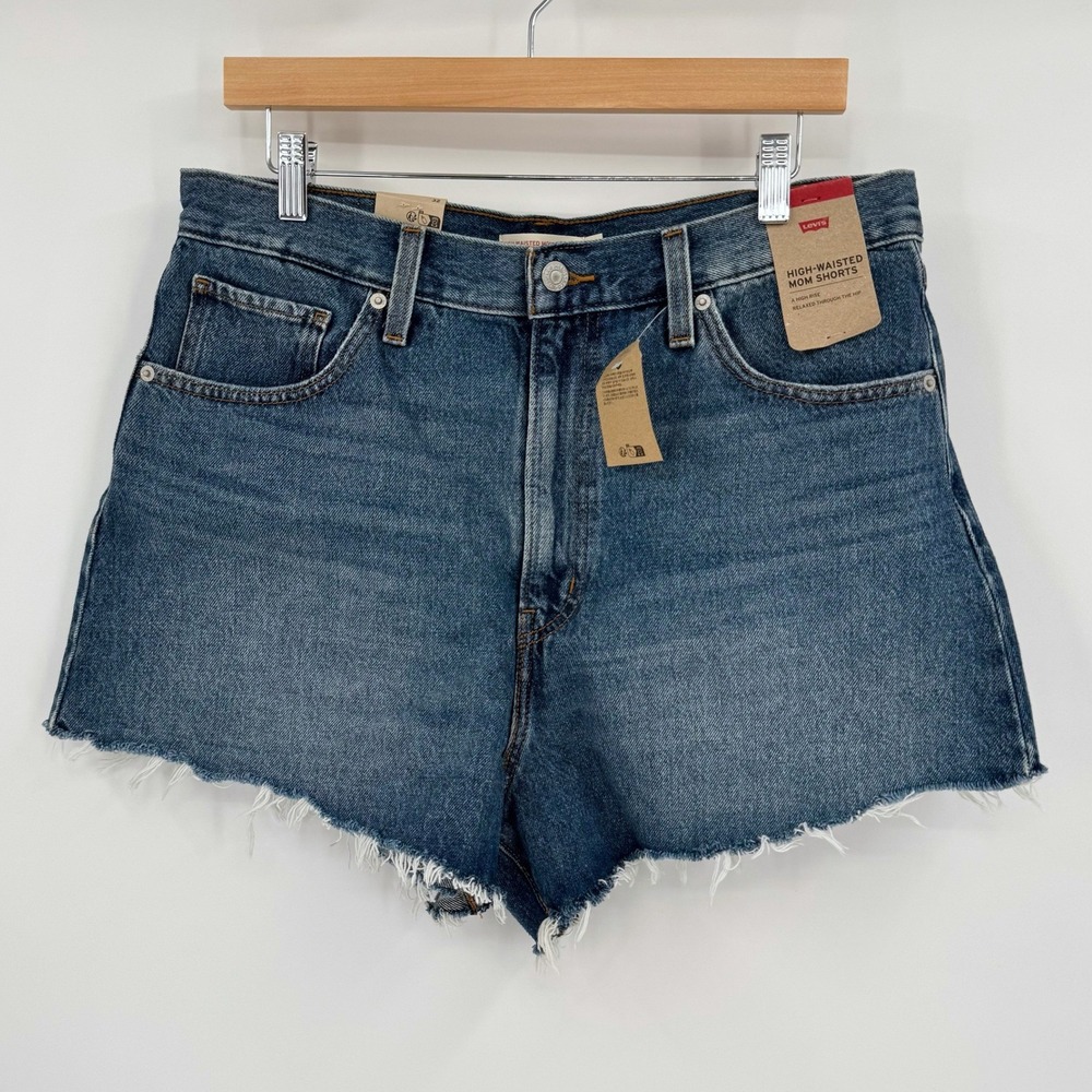 NWT Levi's High-Waisted Mom‎ Shorts Medium Wash Frayed Hem Denim Women's Sz 32